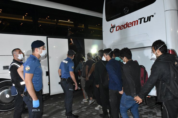 Tırda yakalanan 173 göçmen sınır dışı edilmek otobüslerle üzere Edirne'ye gönderildi