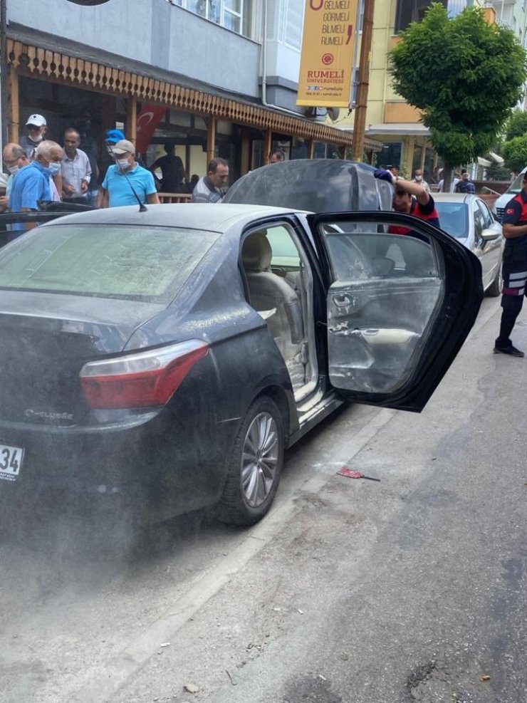 Araç içindeki dezenfektanlar alev aldı! Esnafın dikkati faciayı önledi