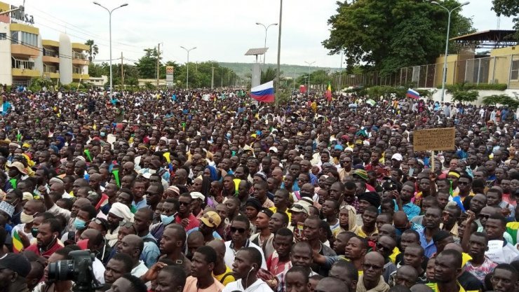 Darbe sonrası binlerce kişi Mali meydanlarına akın etti