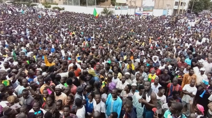 Darbe sonrası binlerce kişi Mali meydanlarına akın etti