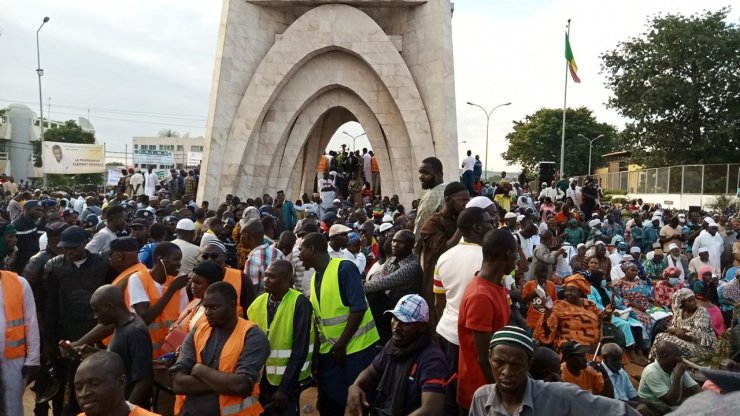 Darbe sonrası binlerce kişi Mali meydanlarına akın etti