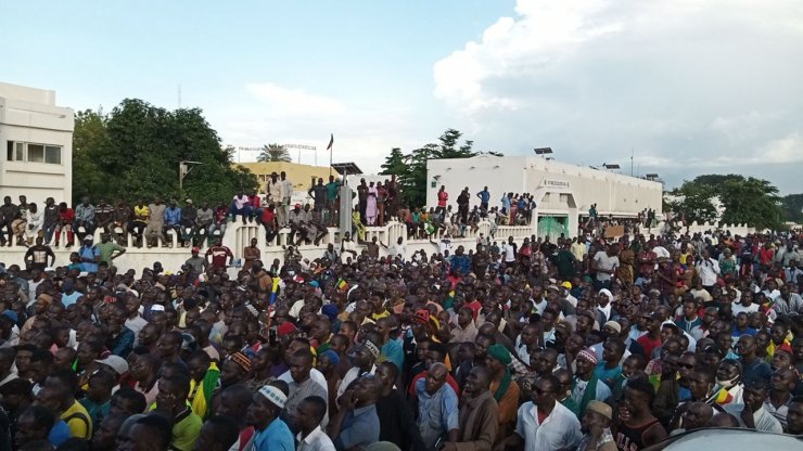 Darbe sonrası binlerce kişi Mali meydanlarına akın etti