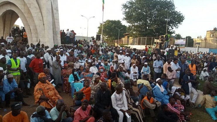 Darbe sonrası binlerce kişi Mali meydanlarına akın etti