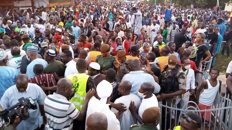 Darbe sonrası binlerce kişi Mali meydanlarına akın etti