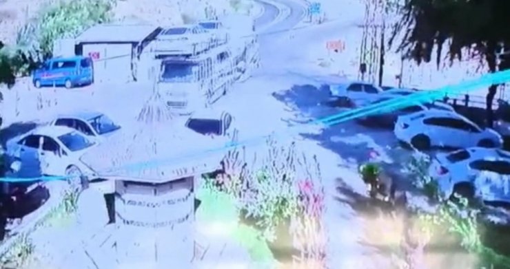 Freni boşalan sıfır araç yüklü tır 5 aracı biçti