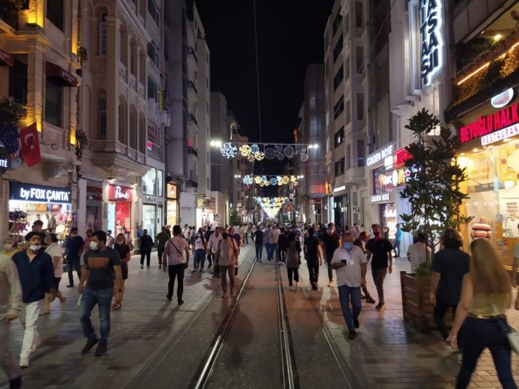 İstiklal Caddesi’nde gezenler virüsü umursamıyor