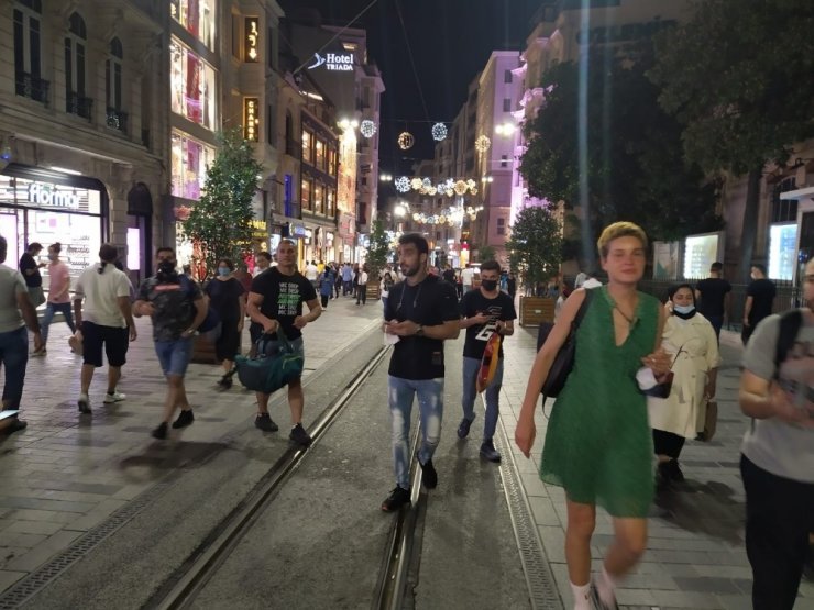 İstiklal Caddesi’nde gezenler virüsü umursamıyor
