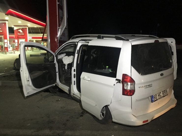 Konya Sakyatan'da feci kaza! Benzinlik tabelasına çarpan araçta 1 kişi öldü 2'si ağır 3 yaralı var