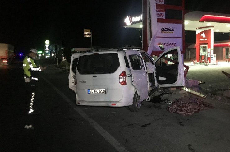 Konya Sakyatan'da feci kaza! Benzinlik tabelasına çarpan araçta 1 kişi öldü 2'si ağır 3 yaralı var