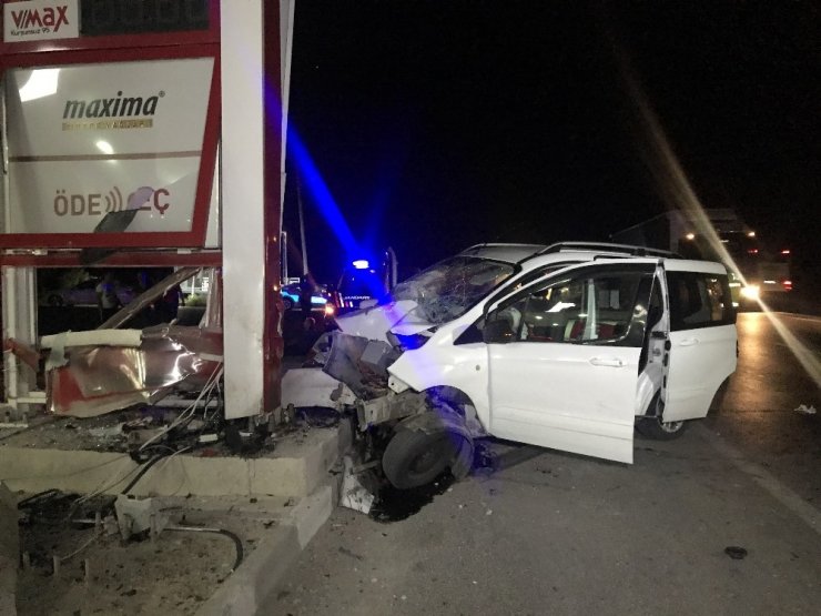 Konya Sakyatan'da feci kaza! Benzinlik tabelasına çarpan araçta 1 kişi öldü 2'si ağır 3 yaralı var