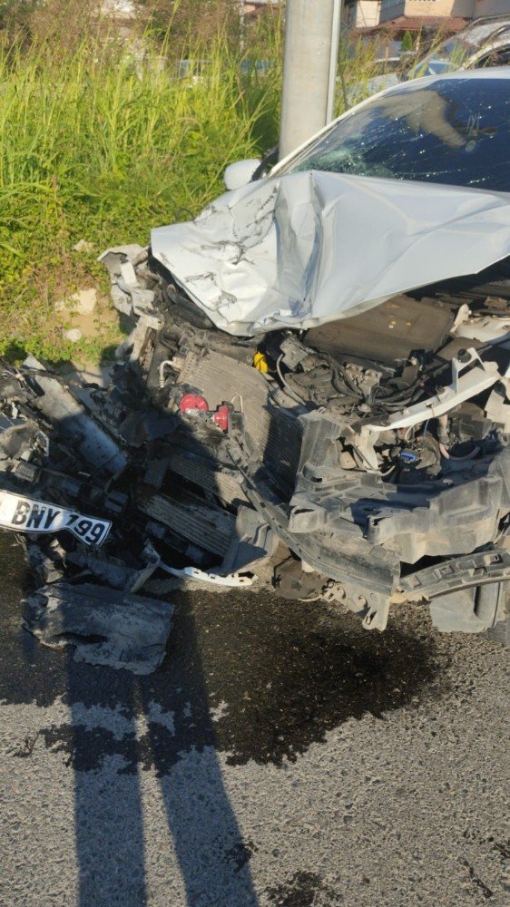 Otomobil ve kamyonet çarpıştı! Sürücü şoka girip baygınlık geçirdi