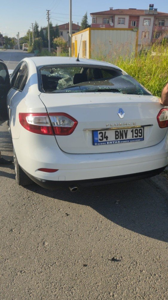 Otomobil ve kamyonet çarpıştı! Sürücü şoka girip baygınlık geçirdi