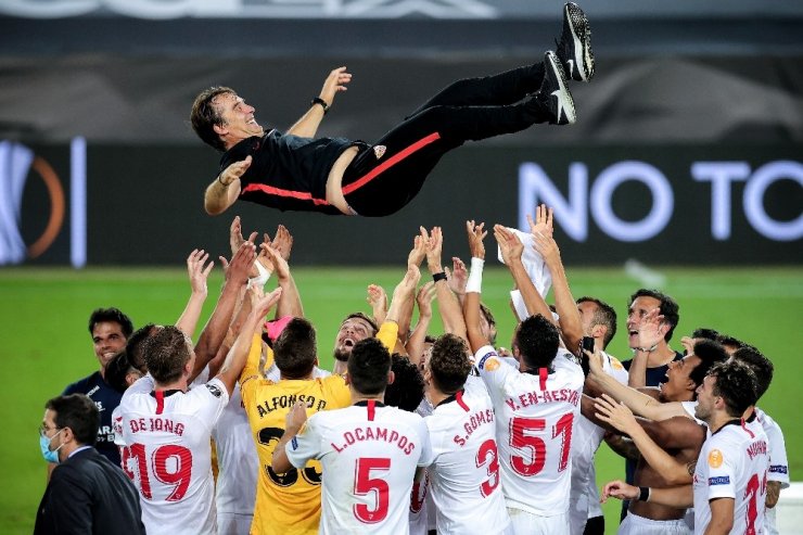 Sevilla 6'ncı kez UEFA Avrupa Ligi Kupasını kaldırdı