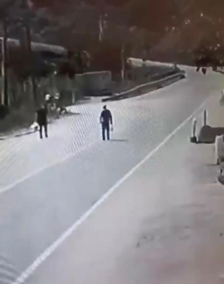 Yolun karşısına geçmeye çalışırken minibüsün çarptığı adam öldü