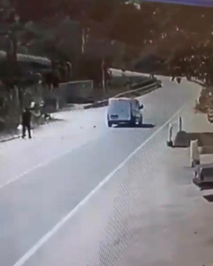 Yolun karşısına geçmeye çalışırken minibüsün çarptığı adam öldü
