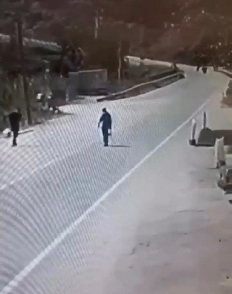 Yolun karşısına geçmeye çalışırken minibüsün çarptığı adam öldü