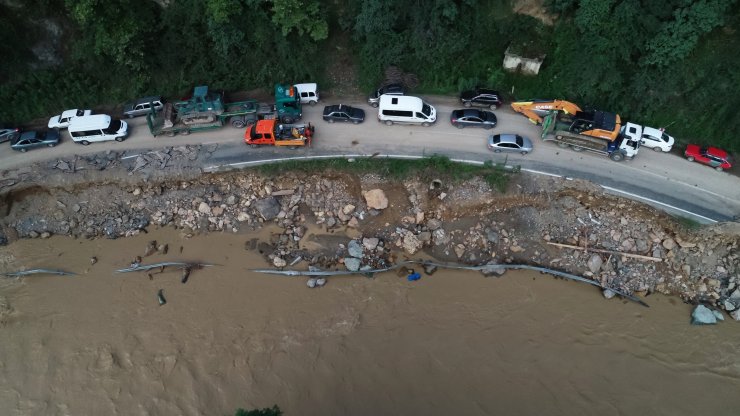 Çöken Dereli-Giresun yolu görüntülendi
