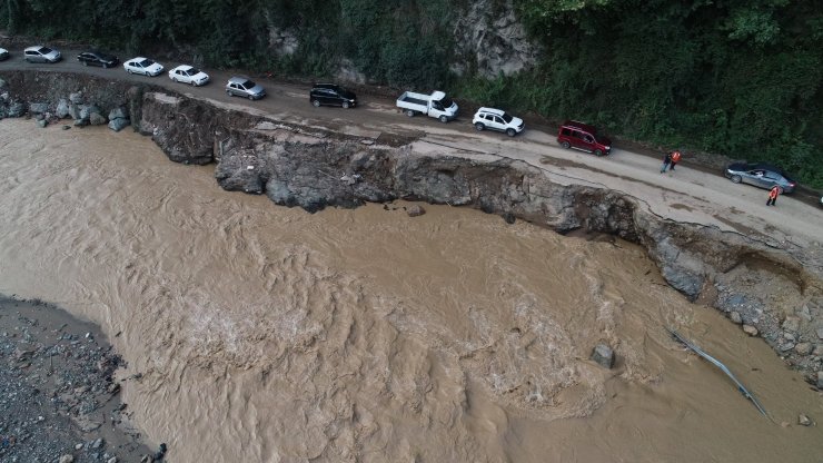 Çöken Dereli-Giresun yolu görüntülendi