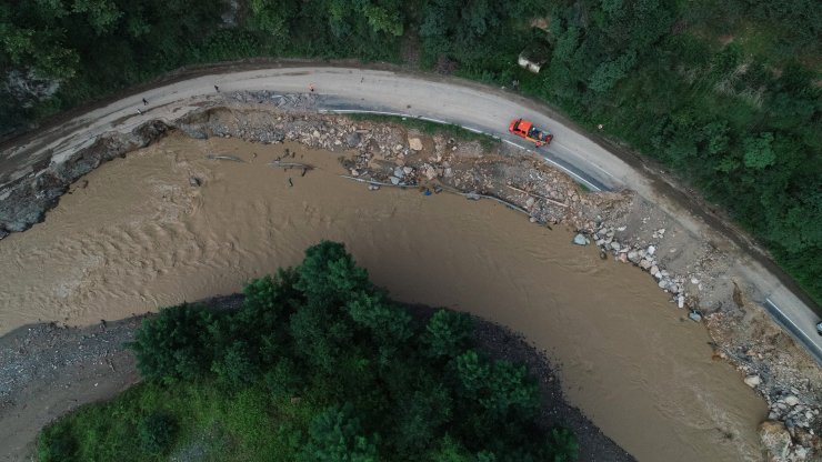 Çöken Dereli-Giresun yolu görüntülendi