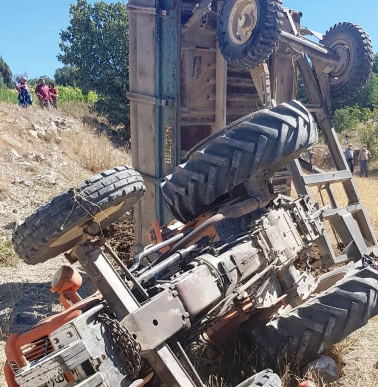 Hayvan gübresi yüklü traktör devrildi! 6 yaralı