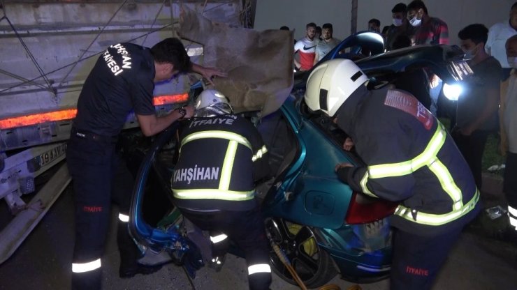 Kırıkkale-Ankara yolunda feci kaza! Tıra ok gibi saplanan otomobilde 1 kişi öldü 4 ağır yaralı var