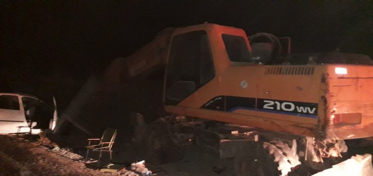 Otomobil tır ve iş makinesine çarpıp savruldu! 3 yaralı