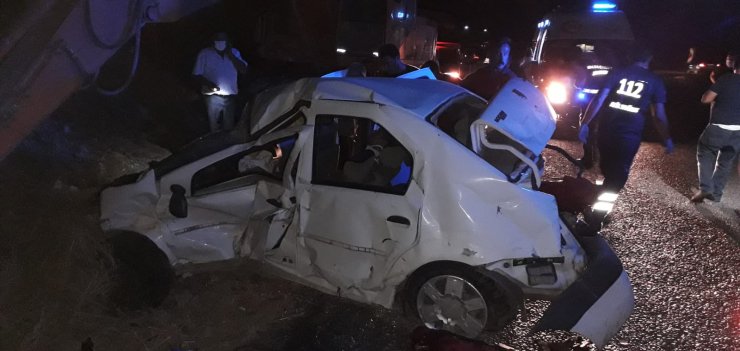 Otomobil tır ve iş makinesine çarpıp savruldu! 3 yaralı