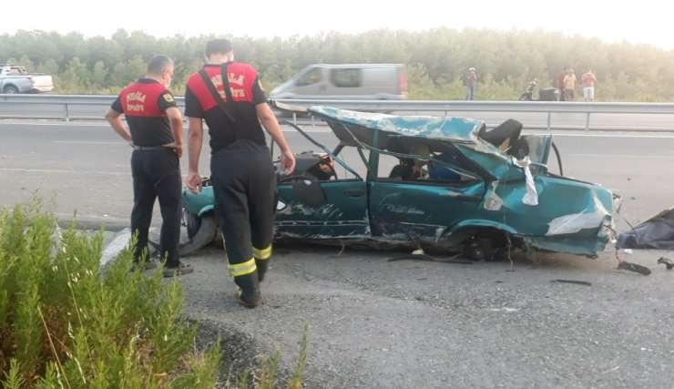 Takla atarak hurdaya dönen otomobilde 3 kişi can verdi