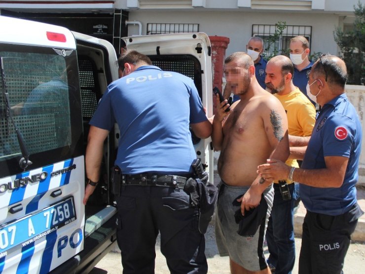 Antalya'da dehşet anları! Annesini satırla rehin aldı tehditler savurdu