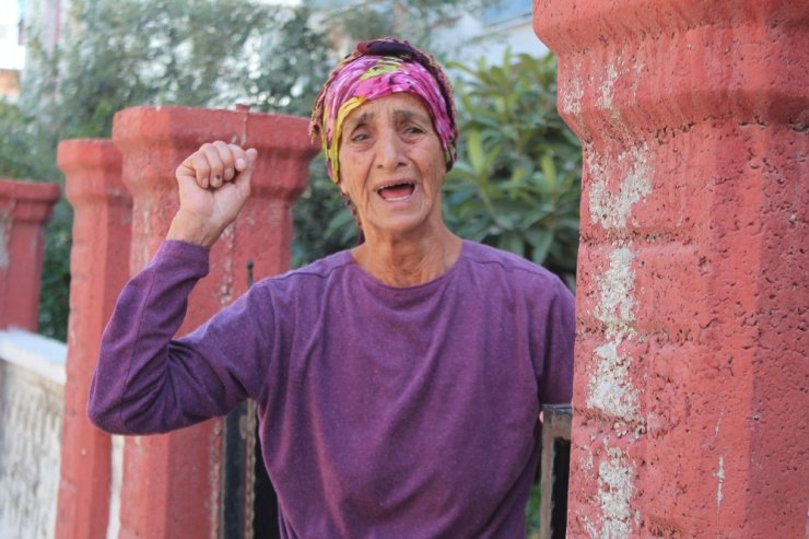 Antalya'da dehşet anları! Annesini satırla rehin aldı tehditler savurdu