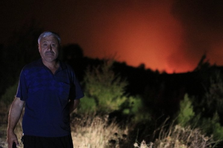 Kozan’da can pazarı! Rüzgarın etkisiyle büyüyen yangından kaçıyorlar