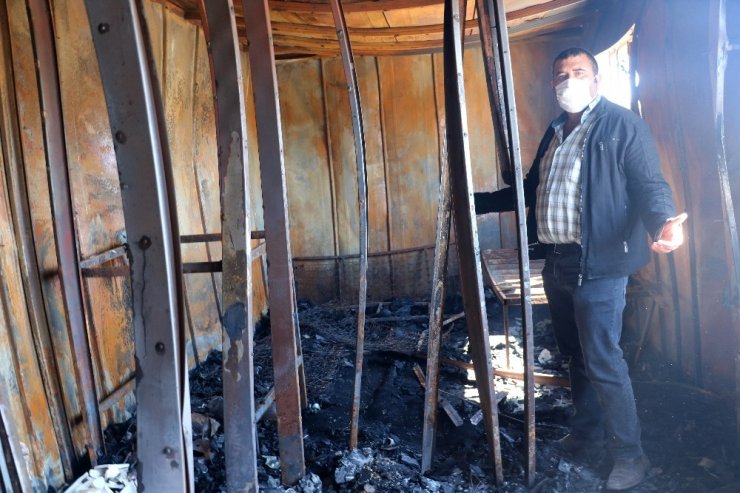 Sivaslı Fatih Arpa'nın evi yandı o yanan Türk Bayrağı'na üzüldü