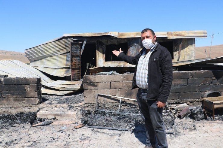 Sivaslı Fatih Arpa'nın evi yandı o yanan Türk Bayrağı'na üzüldü