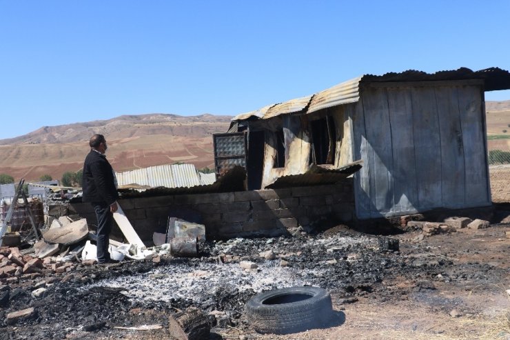 Sivaslı Fatih Arpa'nın evi yandı o yanan Türk Bayrağı'na üzüldü