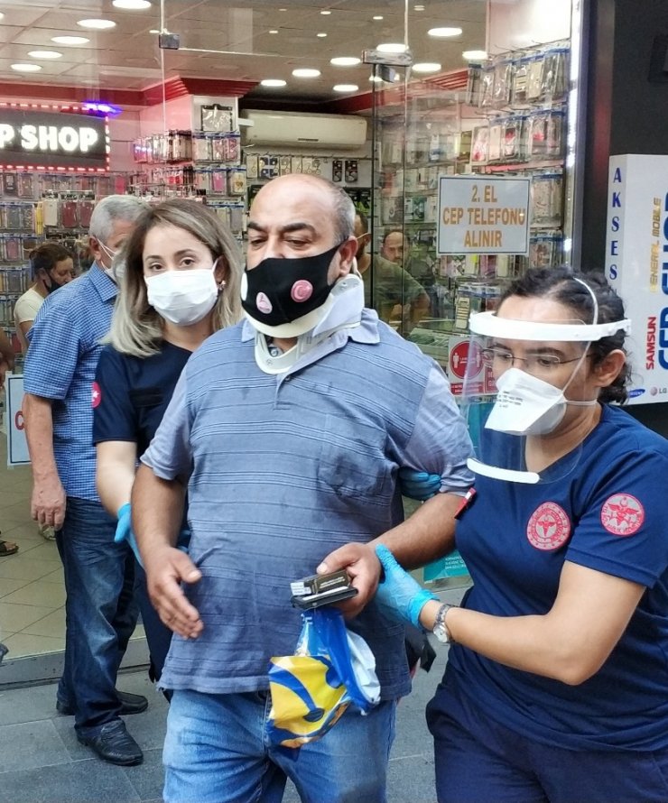 Sokakta yürürken kafasına tabela düşen adam yaralandı