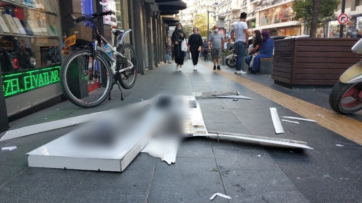 Sokakta yürürken kafasına tabela düşen adam yaralandı