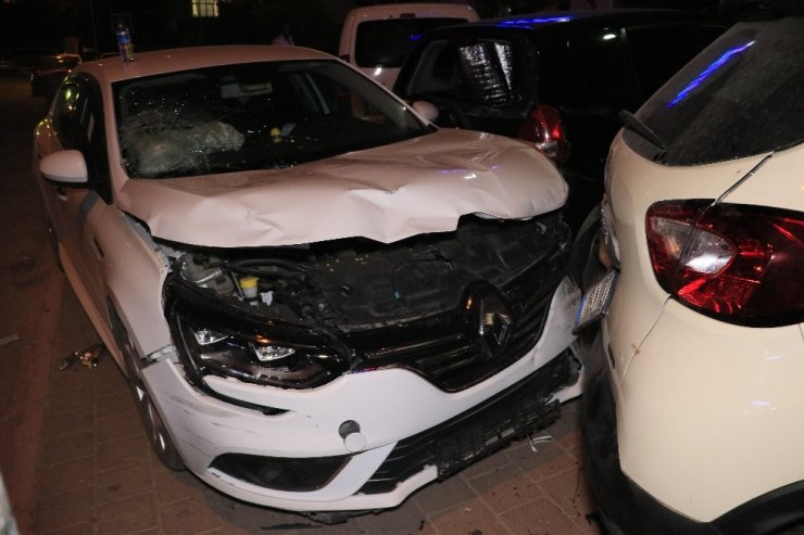 Alkollü sürücü önce 2 yayaya ardından 3 araca çarptı