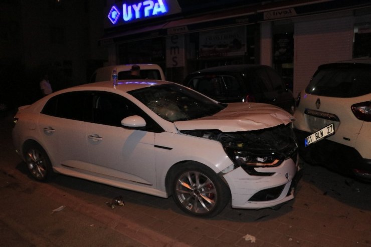 Alkollü sürücü önce 2 yayaya ardından 3 araca çarptı