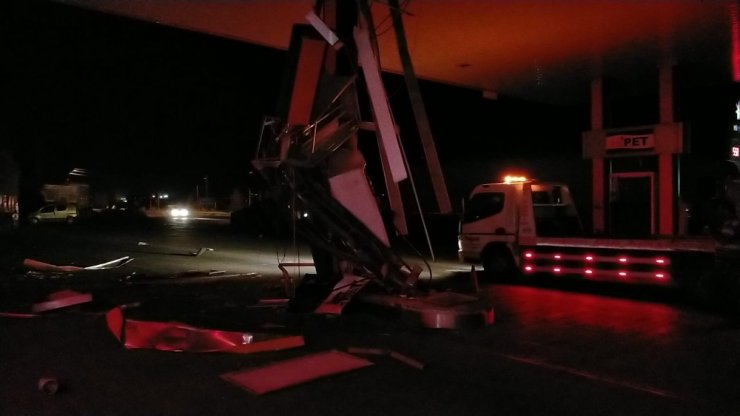Gölbaşı'nda faciadan dönüldü! Benzinliğe dalan kamyonet akaryakıt pompasını parçaladı