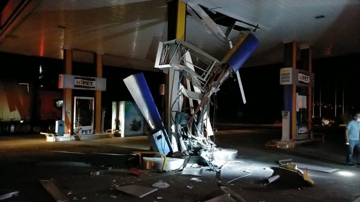 Gölbaşı'nda faciadan dönüldü! Benzinliğe dalan kamyonet akaryakıt pompasını parçaladı