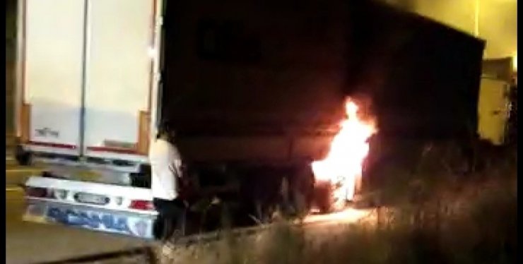 Sunta yüklü TIR seyir halinde tutuştu! Yangını vatandaşlar söndürdü