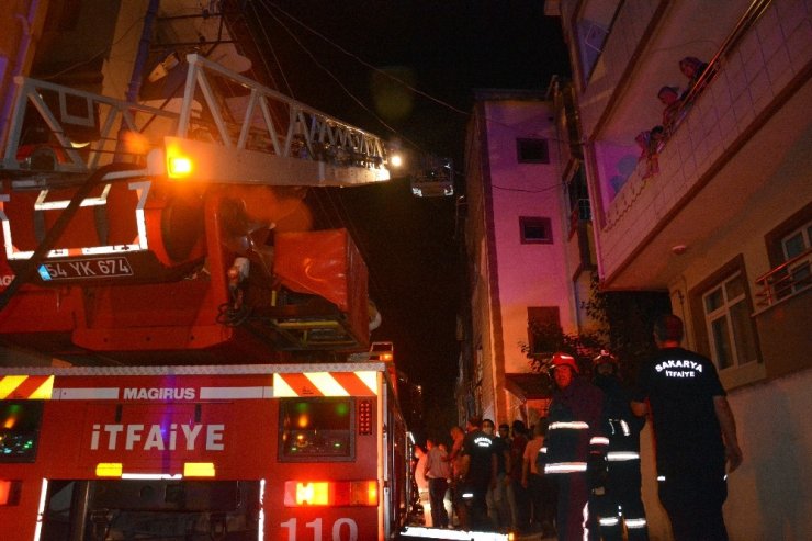 Çocukların çıkardığı yangın 4 katlı binayı kullanılmaz hale getirdi!