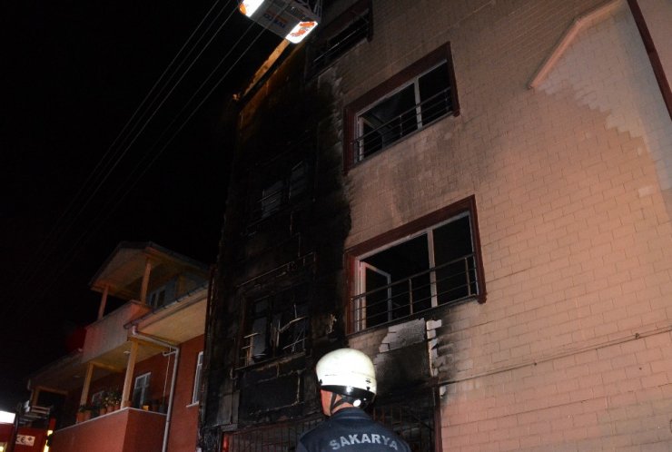 Çocukların çıkardığı yangın 4 katlı binayı kullanılmaz hale getirdi!