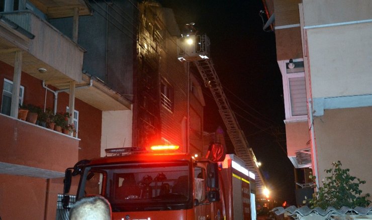 Çocukların çıkardığı yangın 4 katlı binayı kullanılmaz hale getirdi!