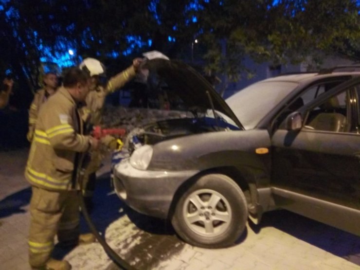 Hareket halindeki araç alev aldı! Yardıma çevredekiler yetişti