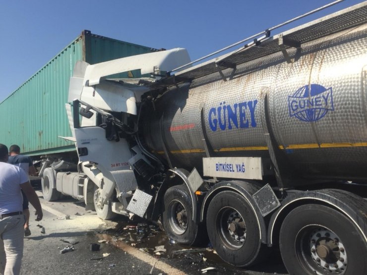 Kamyon çarpışan tır hurda yığınına döndü! Sürücüsü öldü