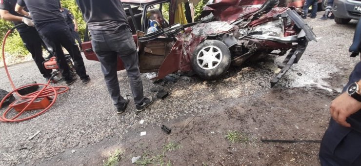 Otomobille beton mikseri çarpıştı! 2 ağır yaralı