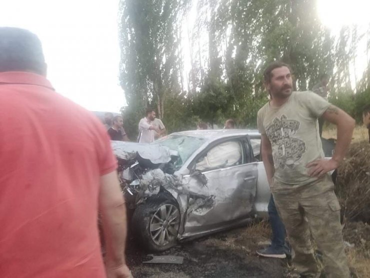Sağanak yağış sonrası feci kaza! İkiye ayrılan araçtan kopan parça arkadaki aracın sürücüsüne isabet etti! 2  ölü 3 yaralı