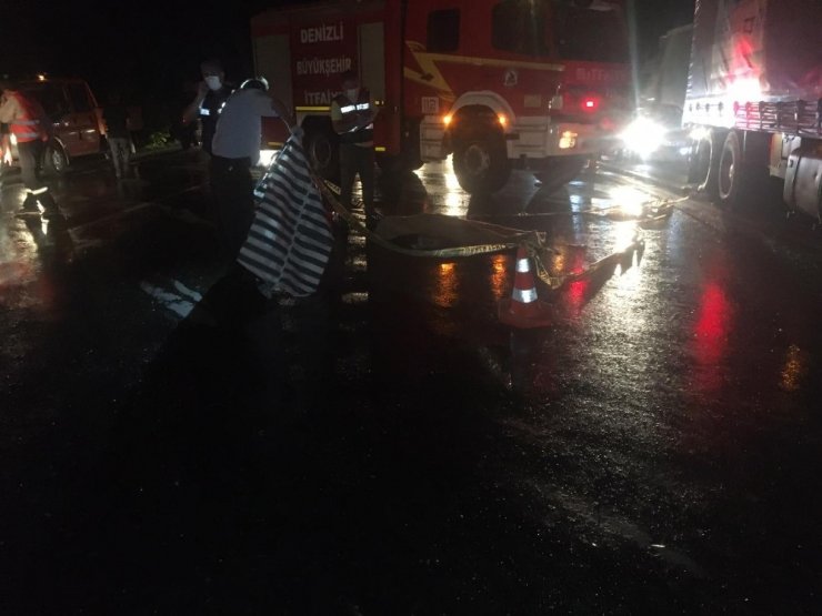 Sağanak yağış sonrası feci kaza! İkiye ayrılan araçtan kopan parça arkadaki aracın sürücüsüne isabet etti! 2  ölü 3 yaralı