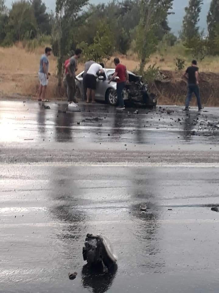 Sağanak yağış sonrası feci kaza! İkiye ayrılan araçtan kopan parça arkadaki aracın sürücüsüne isabet etti! 2  ölü 3 yaralı
